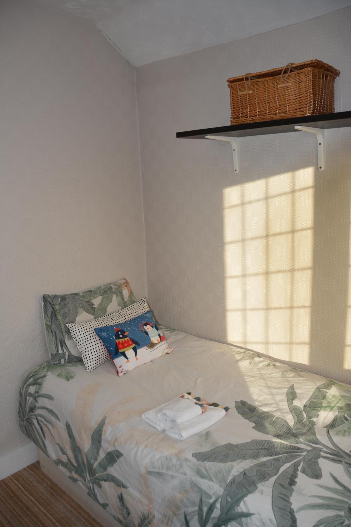 Cozy, Modern, Spacious 4 Bedroom House In London Romford Ngoại thất bức ảnh