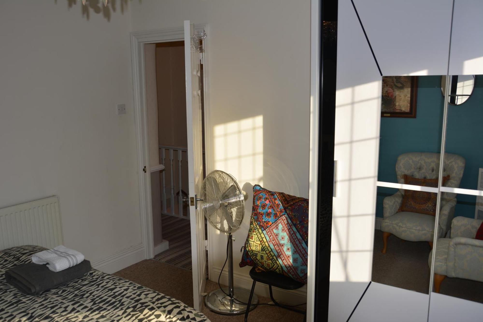 Cozy, Modern, Spacious 4 Bedroom House In London Romford Ngoại thất bức ảnh